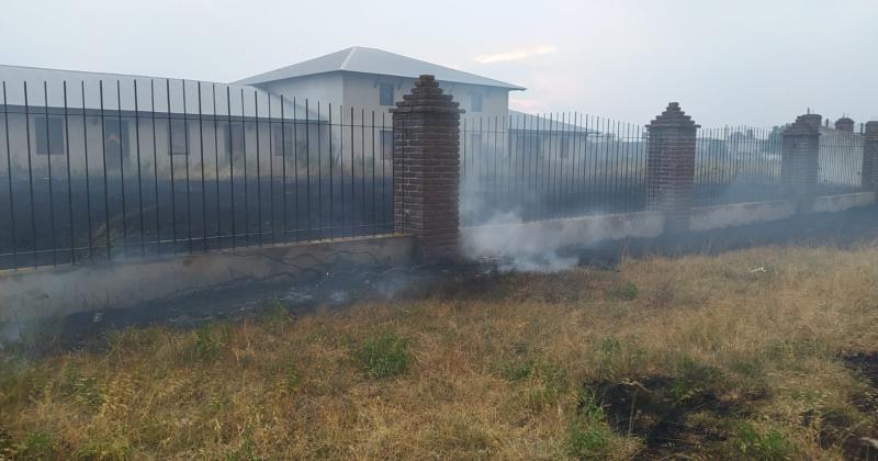 Bomberos controlaron otra quema de pastizales