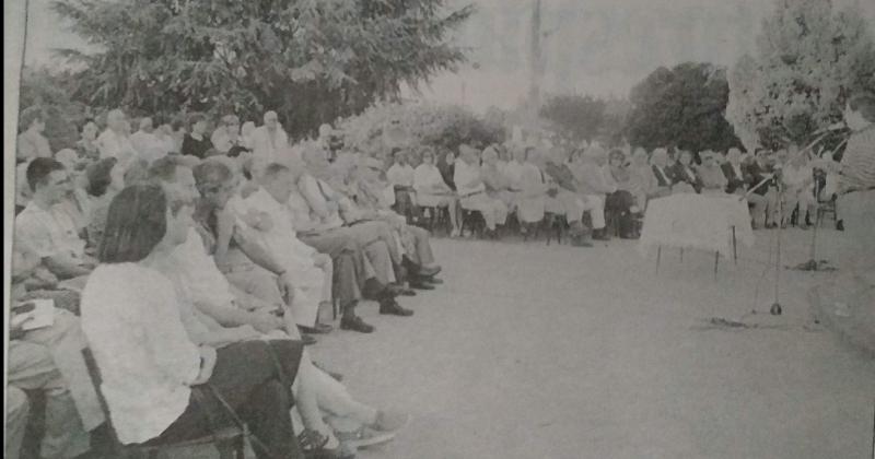  En la plaza central de la localidad de Hinojo se realizaban los actos oficiales por el 110 aniversario de dicha localidad encabezados por el intendente Helios Eseverri