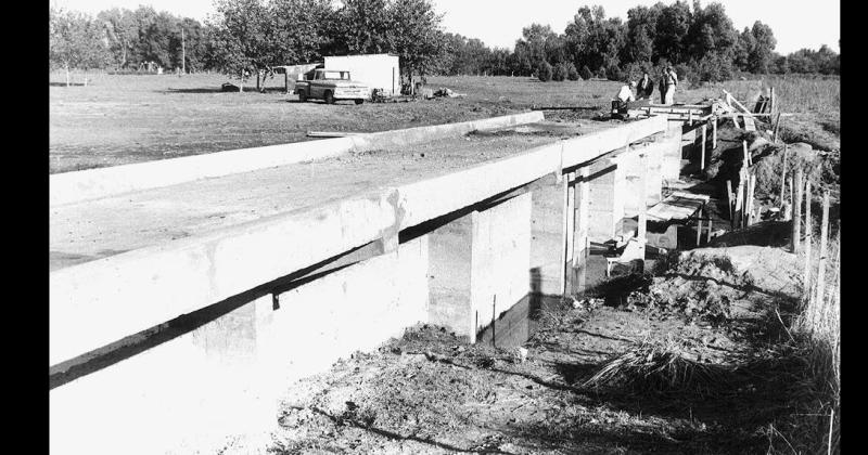 En 1971 se realizaron varias obras en el balneario de Colonia San Miguel ubicado a la vera del arroyo Nievas En la imagen se ven los trabajos de construcción del dique del balneario