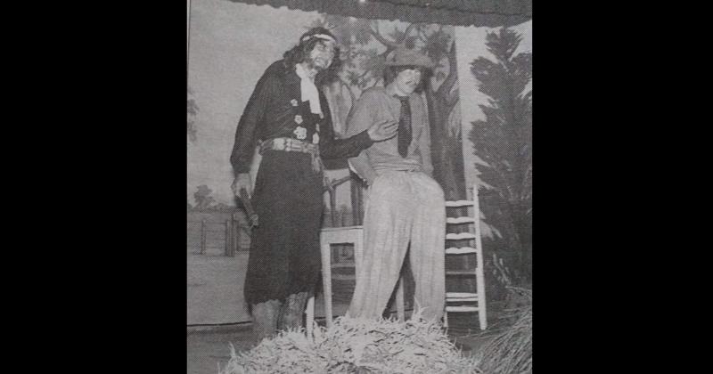 En el año 1974 el grupo vocacional Primavera de la localidad de Colonia Hinojo ponía en escena la obra teatral Hormiga Negra En la foto se observa a dos de sus protagonistas Jorge Bahl y Omar Schwindt