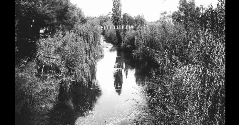 Antigua imagen del arroyo Tapalqué en su recorrido por la ciudad de Olavarría durante la primera mitad del siglo XX