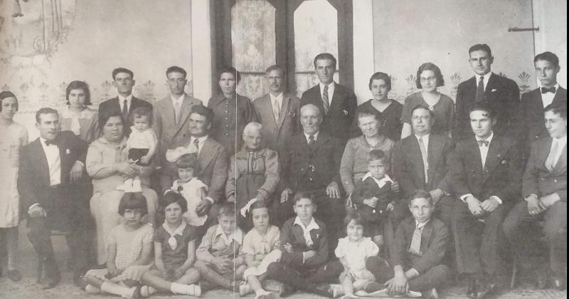 En el año 1933 se reunía toda la familia Torrisi  Mngano con motivo de la celebración de las bodas de oro del matrimonio de Salvador Torrisi y María Mngano