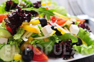 Las verduras de hoja y el tomate poseen gran cantidad de agua En las ensaladas se pueden agregar atún pollo legumbres o cereales integrales