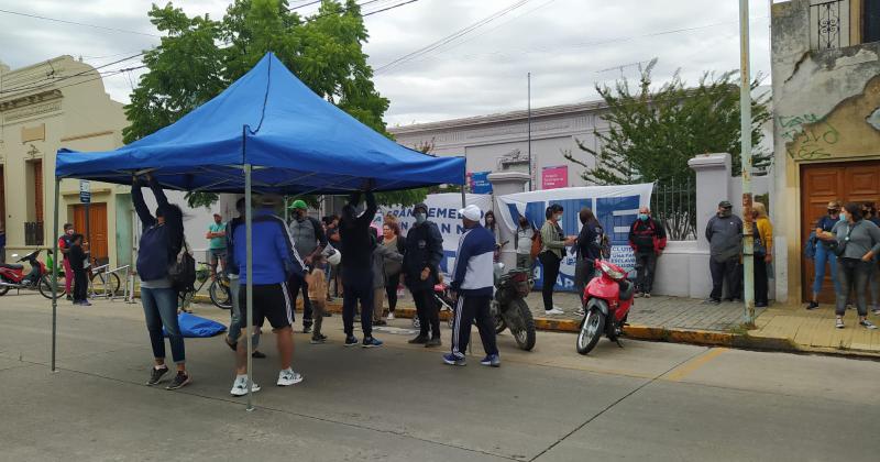 M�s de 50 personas se hicieron presentes con bombos y platillos en la vereda del Juzgado de Faltas