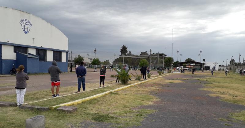 Nueva jornada con colas en el centro de testeos en El Fortín