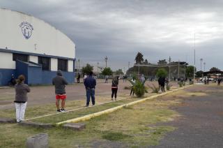 Nueva jornada con colas en el centro de testeos en El Fortín