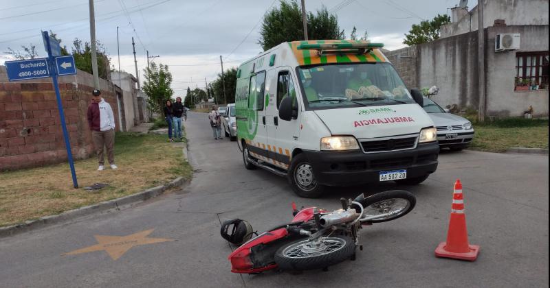 Un motociclista herido tras impactar con un auto 