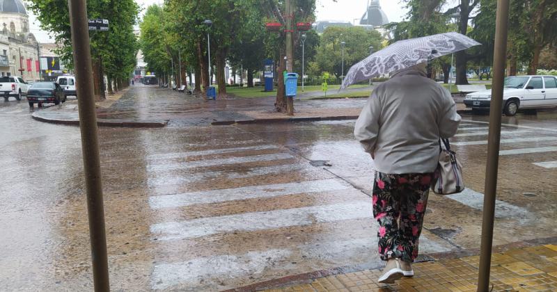 Lluvias vientos intensos y un marcado descenso de temperaturas se registraron desde este lunes