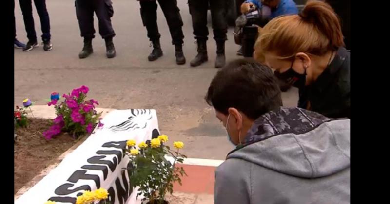 El momento m�s emotivo ocurrió cuando dejaron flores en el memorial de su hijo en la puerta del boliche Le Brique