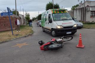 Un motociclista herido tras impactar con un auto 