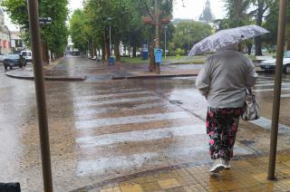 Lluvias vientos intensos y un marcado descenso de temperaturas se registraron desde este lunes