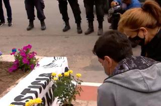 El momento m�s emotivo ocurrió cuando dejaron flores en el memorial de su hijo en la puerta del boliche Le Brique