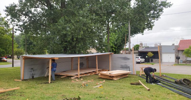 La construcción se encuentra en el Parque Alberdi en la esquina de Junín y Necochea