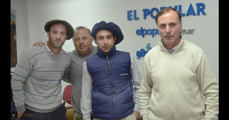 Goroso Junto a un grupo de allegados ayer durante la entrevista con EL POPULAR