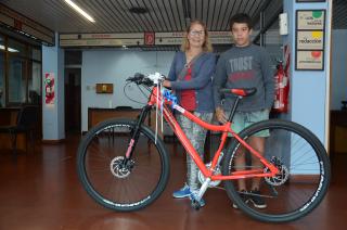 María Muñoz junto a su nieto retiraron el premio este miércoles por la mañana