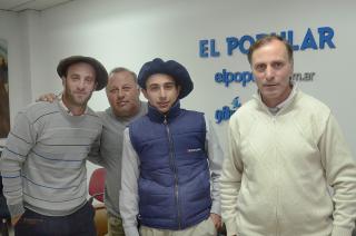 Goroso Junto a un grupo de allegados ayer durante la entrevista con EL POPULAR