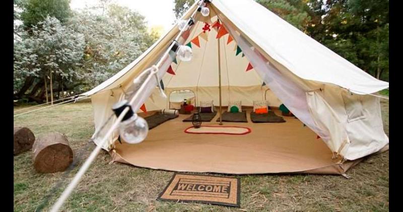 Hay 20 parcelas para instalar la carpa propia lejos una de otra y con mesas y fogones en medio de una frondosa arboleda