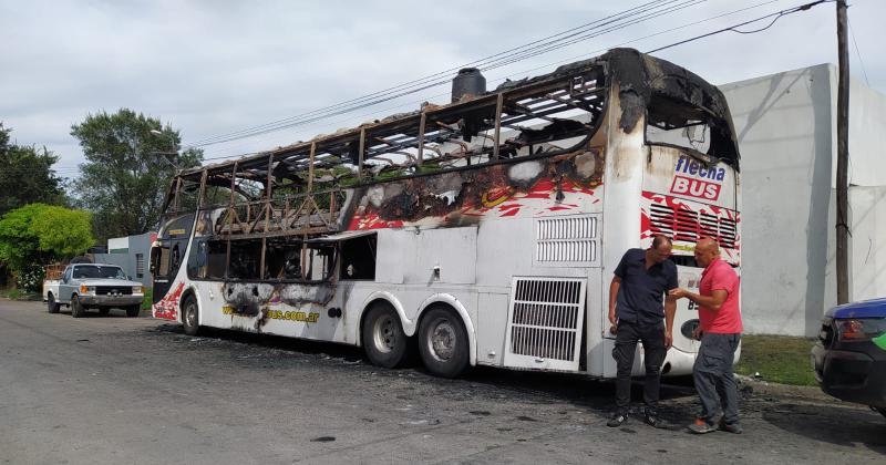 Dos dotaciones de Bomberos asistieron al incendio de un colectivo