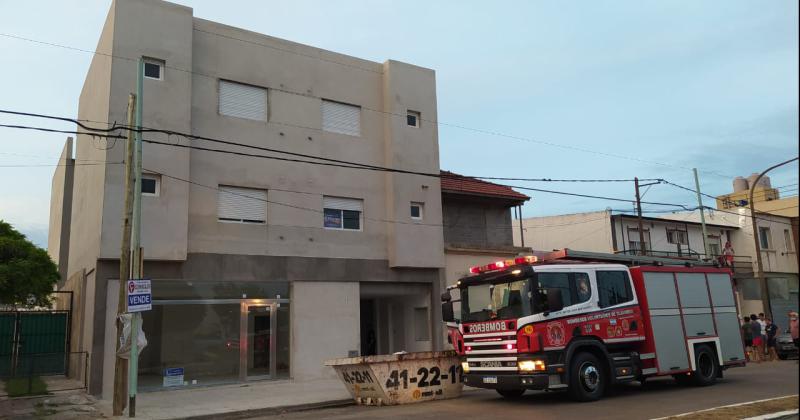 Barrio Lujaacuten- estaba poniendo una membrana y el techo tomoacute fuego