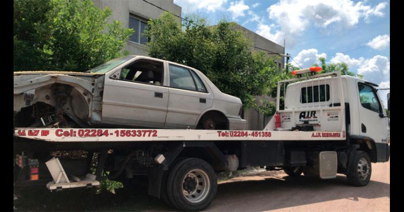 Los autos son acarreados luego de que sus propietarios se niegan a retirarlos del lugar donde se hallan abandonados