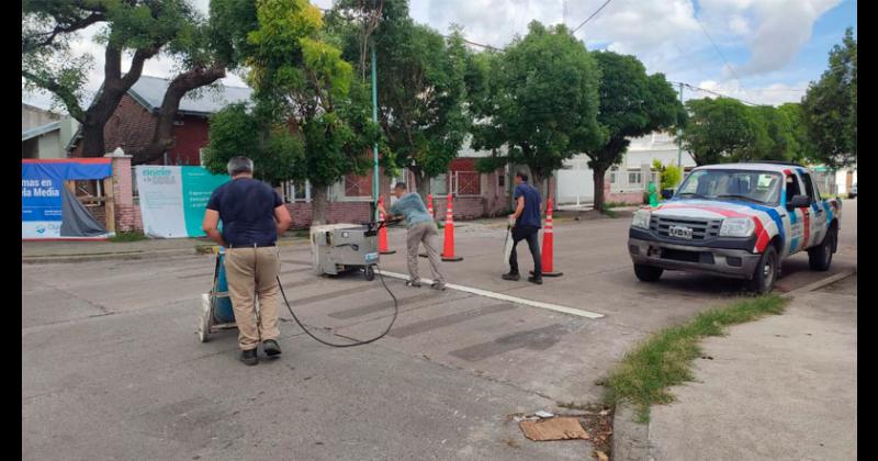 Pintaron sendas peatonales con pintura caliente a 250ºC