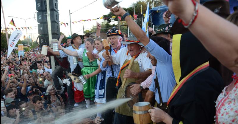 Mucha gente seguramente volver� a estar presente en la gran fiesta que se llevar� a cabo en marzo en Colonia Hinojo- la Kreppelfest siempre es convocante