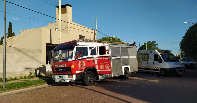 Se quebroacute la escalera y cayoacute de un techo a otro