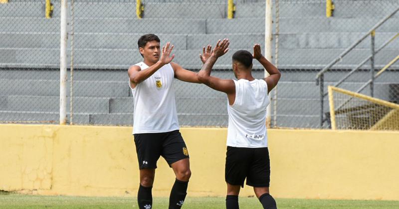 Braial Guille (de espalda) marcó otro gol en Olimpo