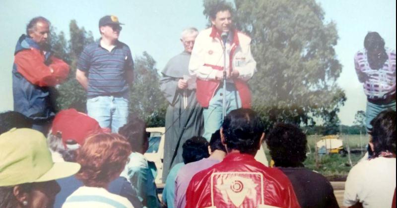 La bendición deportiva y religiosa del predio del autódromo olavarriense fue en 1993 En esta foto aparece Amílcar Dirazar haciendo uso de la palabra y detrs se ve a fray Romeo Musaragno