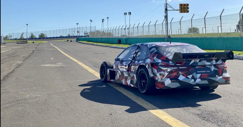 El Toyota Camry salioacute a pista