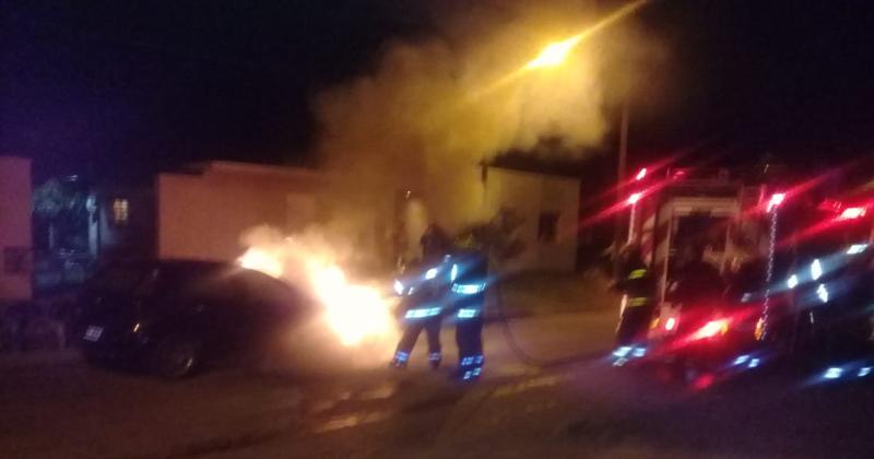 Un auto se incendioacute cerca del barrio Bancario I