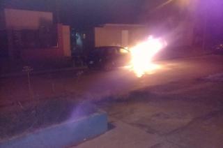 Un auto se incendioacute cerca del barrio Bancario I