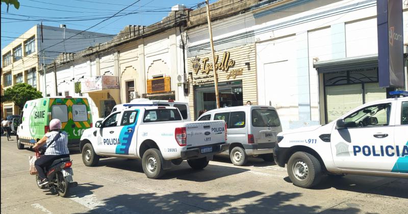 Una ambulancia del SAME acudió al lugar para atender a la peatona