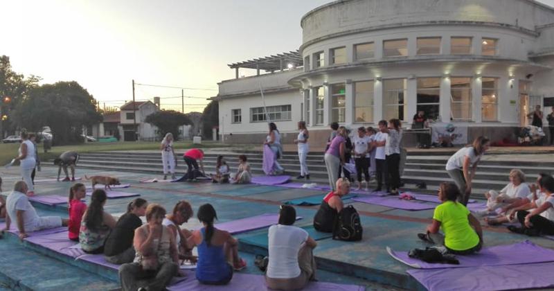 Nueva caminata yoacuteguica en la Casa del Bicentenario