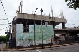 El edificio se levanta en la esquina de Bolívar y 25 de Mayo en el predio del ex Corralón Municipal