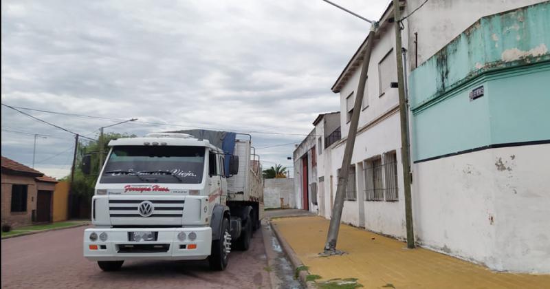 Producto del choque el poste se derribó y cayó sobre el techo de una vivienda de la zona