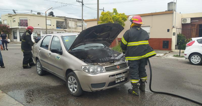 Bomberos trabajoacute en el incendio de un vehiacuteculo en el barrio San Vicente