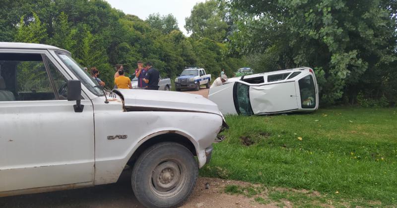 Fuerte choque entre un auto y camioneta