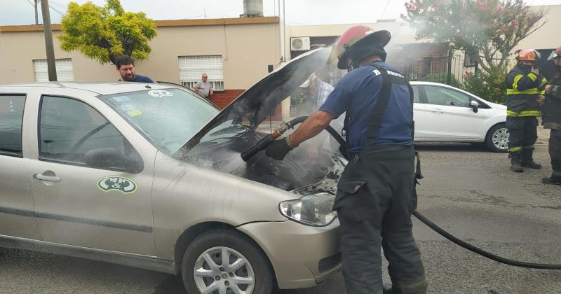 Bomberos trabajoacute en el incendio de un vehiacuteculo en el barrio San Vicente