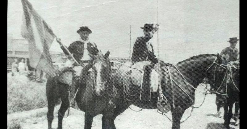  Foto 5- El 25 de noviembre de 1968 se realizaba el acto de inauguración del Monumento a la Voluntad del Hombre en la avenida Del Valle en cercanías de la Escuela Industrial En la foto posan Santiago Casey y Ricardo Falabella