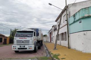 Producto del choque el poste se derribó y cayó sobre el techo de una vivienda de la zona