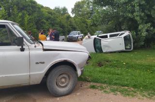 Fuerte choque entre un auto y camioneta