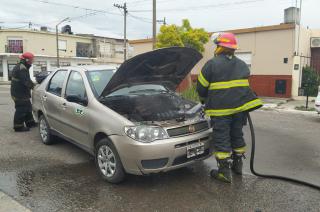 Bomberos trabajoacute en el incendio de un vehiacuteculo en el barrio San Vicente