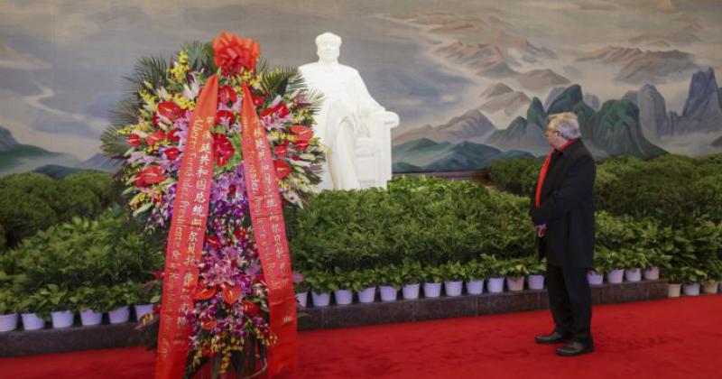 Alberto Fernndez participó en la presentación de una ofrenda floral en el mausoleo de Mao Zedong