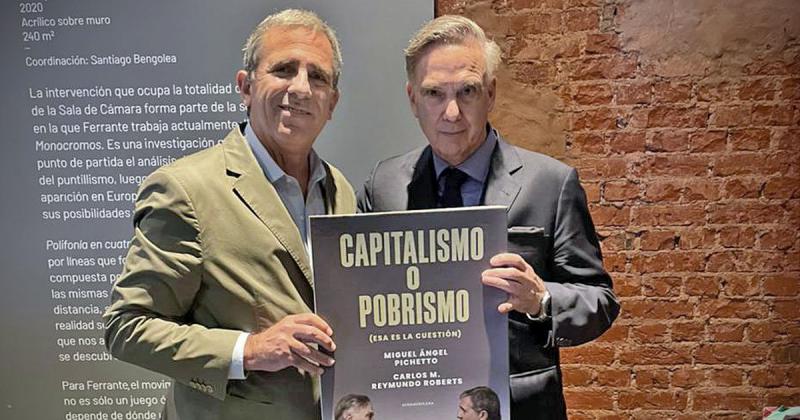 Carlos Roberts y Miguel Pichetto en la presentación de su libro