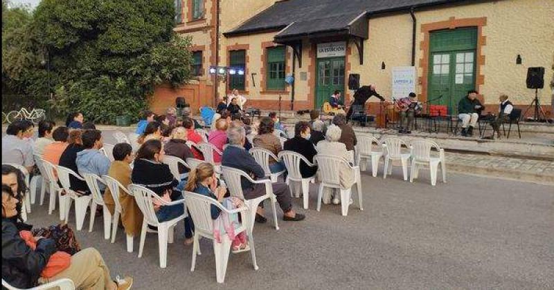 Uno de los actos del 12º Homenaje a Atahualpa Yupanqui fue en la Plazoleta de los Trabajadores  frente a la Estación de Ferrocarril