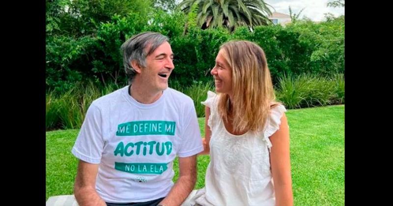 Compartió una foto junto a su mujer con una remera con la inscripción- Me define mi actitud no la ELA