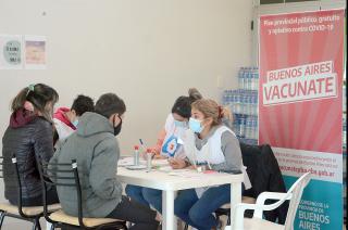 Docentes- maacutes del 90-en-porciento- completoacute el esquema y el 43-en-porciento- ya se aplicoacute el refuerzo contra el coronavirus 