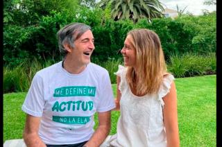 Compartió una foto junto a su mujer con una remera con la inscripción- Me define mi actitud no la ELA