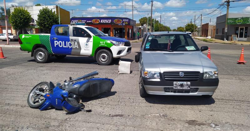 Un motociclista fue trasladado al hospital luego de chocar con un auto